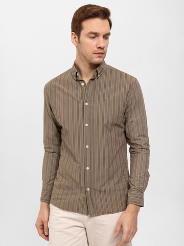 By Diess Collection - Regular Fit Camisa em castanho: frente