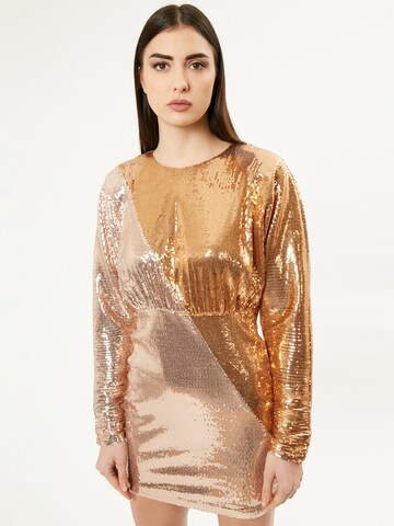 Influencer Dress in Gold: front