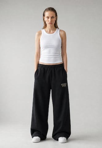 Vertere Berlin Loose fit Trousers in Black: front