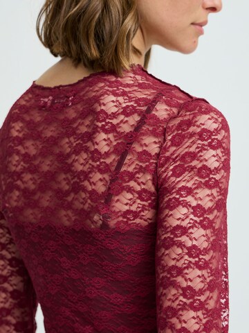 Maglietta di b.young in rosso
