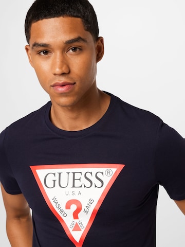 GUESS قميص بلون أزرق