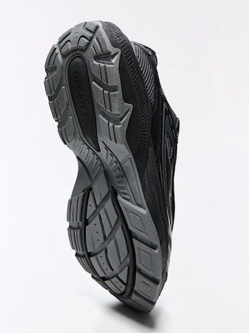 Sneaker low de la Bershka pe negru