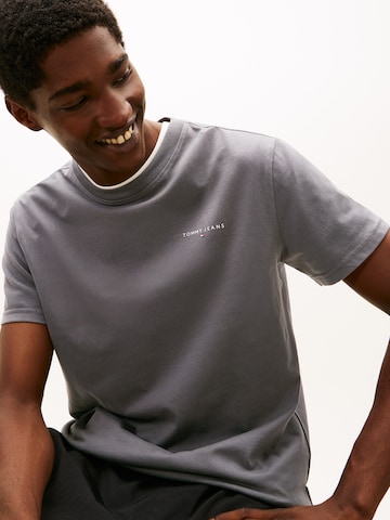 Tricou de la Tommy Jeans pe gri