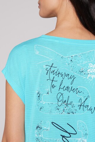 Soccx Shirt mit Jaquard Streifen und Rücken-Print in Blau