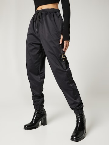 Hoermanseder x About You Tapered Broek 'Elena' in Zwart: voorkant