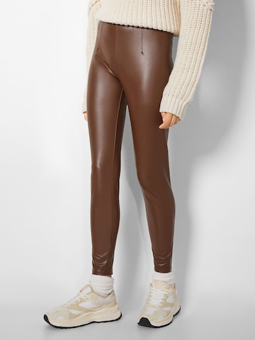 Bershka Skinny Leggings in Brown: front