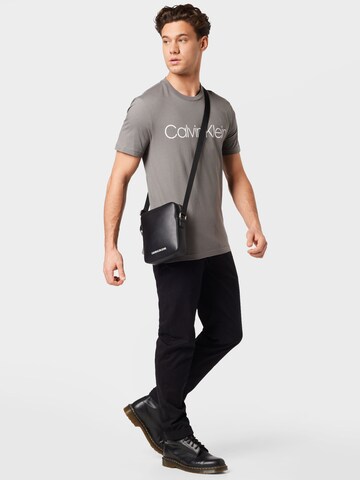 Calvin Klein - Ajuste regular Camiseta en gris