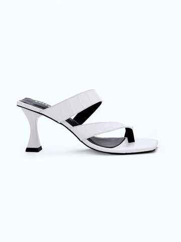 EDITED Pumps 'Konradina' in White: front