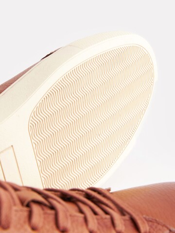 Sneaker bassa di Next in marrone