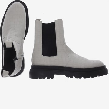 Asos Anke & Mid-Calf Boots in 47 in White: front
