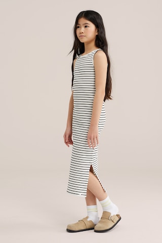 Rochie de la WE Fashion pe alb