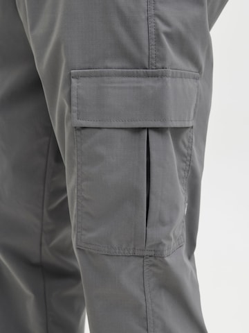 Regular Pantalon cargo JACK & JONES en gris