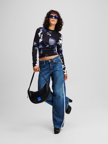 KARL LAGERFELD JEANS Top ' LANGÄRMLIGES TOP MIT DIGITAL-PRINT ' - Čierna