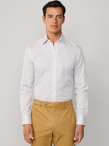 Coupe slim Chemise Hackett London en blanc : devant
