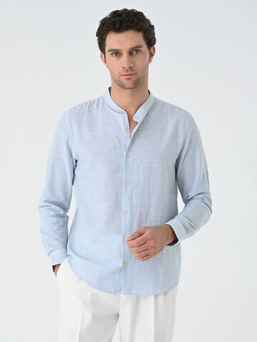 Coupe regular Chemise Antioch en bleu : devant