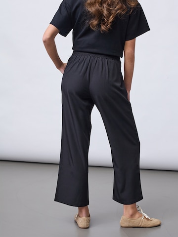 SISTERS POINT - Loosefit Pantalón plisado 'GREAT' en azul