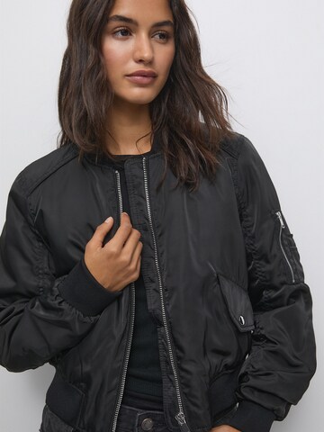 Pull&Bear Jacke in Schwarz