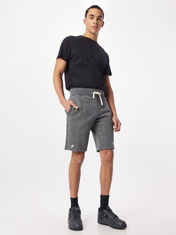 Superdry Regular Shorts in Grau