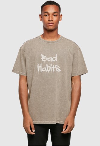 T-Shirt 'Bad Habits' Merchcode en marron : devant
