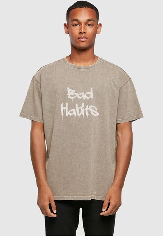 Merchcode T-Shirt 'Bad Habits' in Braun: Vorderseite