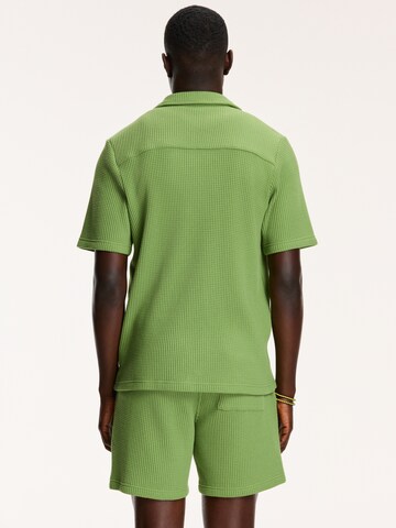 žalia Shiwi Patogus modelis Marškiniai