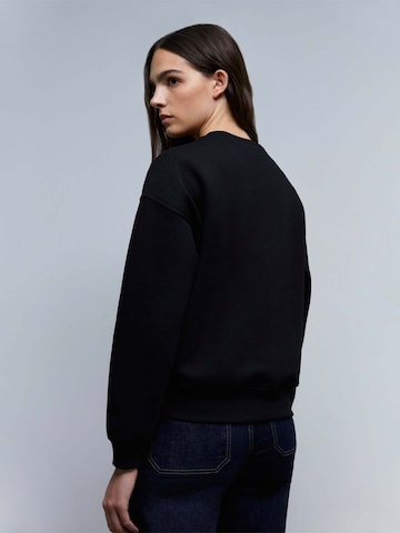 Scalpers Sweatshirt 'Embossed' i svart