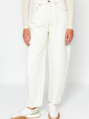 Trendyol - Tapered Vaquero en blanco: frente