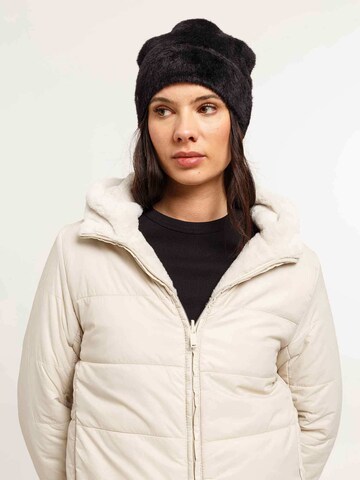 LOEVENICH Beanie in Black: front