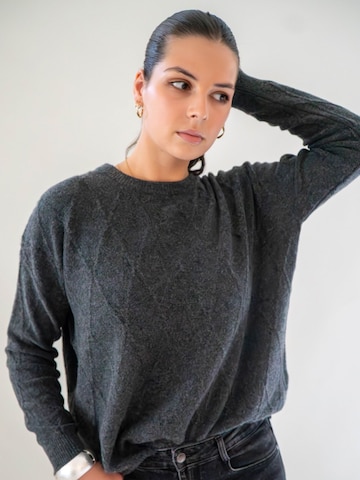 WEARABLE STORIES Pullover 'Manou' in Grau