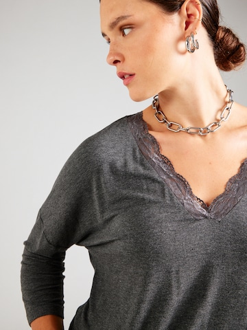 T-shirt ONLY Carmakoma en gris