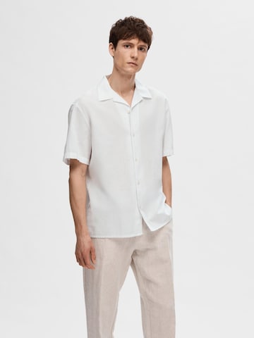 SELECTED HOMME Comfort fit Button Up Shirt in White: front