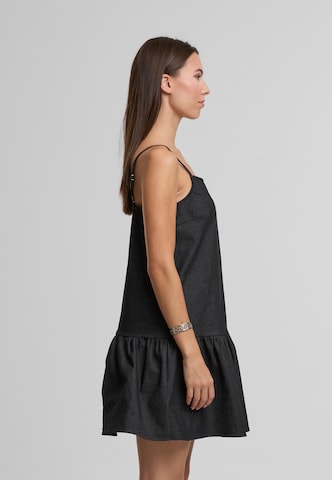 Noisy may Dress 'Pera' in Black