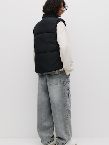 Vestă de la Pull&Bear pe negru
