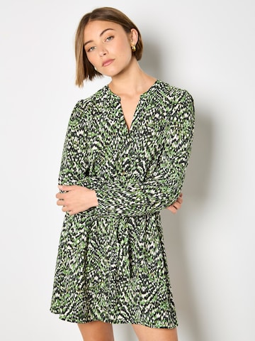 Robe Apricot en vert : devant