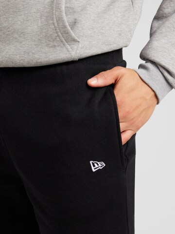 NEW ERA Regular Shorts in Schwarz