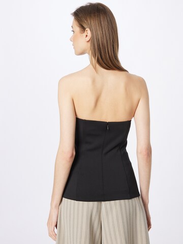 Top de la Calvin Klein pe negru