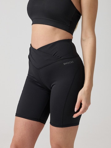 SNOCKS Skinny Sportshorts in Schwarz: Vorderseite