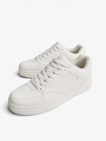 Bershka Trampki niskie w kolorze biały