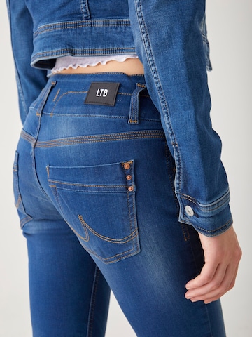 Slimfit Jeans 'Zena' de la LTB pe albastru