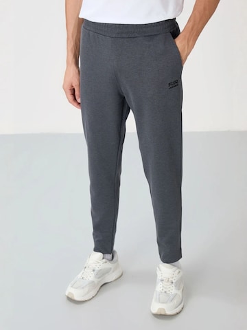 Tommy Life - Fato de desporto em cinzento
