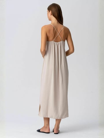 TEESHOPPEN - Vestido ' Alecia ' en beige