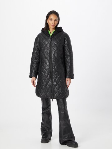 Maze Mantel in Schwarz: Vorderseite