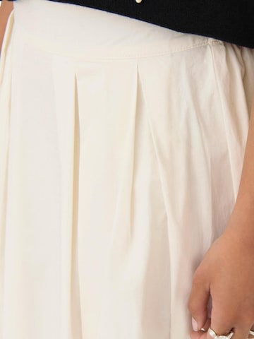 Gonna 'Onlmaila Long Pleat Skirt Ox Wvn 15369555' di ONLY in bianco