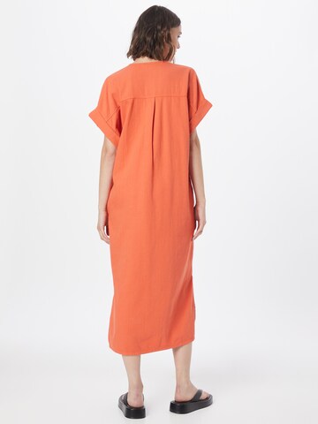 Monki - Vestidos camiseiros em laranja