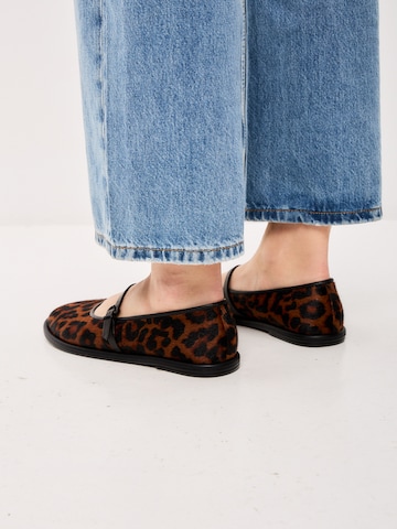 CESARE GASPARI Strap ballerina in Brown