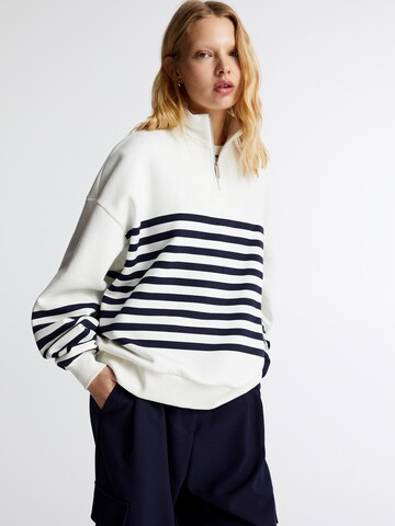 Sweat-shirt Pull&Bear en blanc : devant