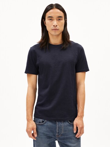 T-Shirt ARMEDANGELS en bleu : devant