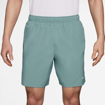 NIKE Regular Funktionsshorts 'Challenger' in Grün: Vorderseite