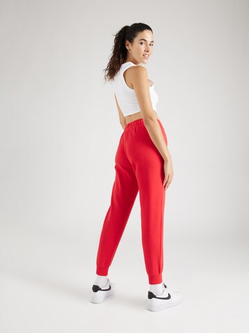 Effilé Pantalon Nike Sportswear en rouge