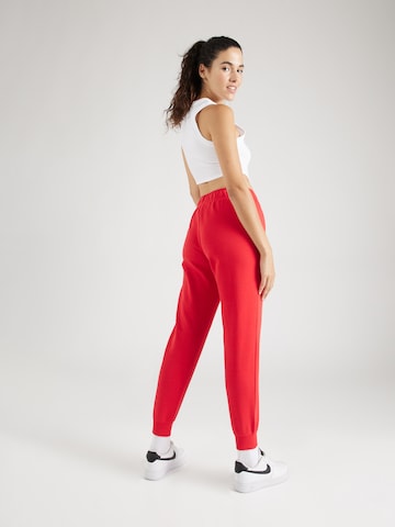 Nike Sportswear Tapered Broek in Rood